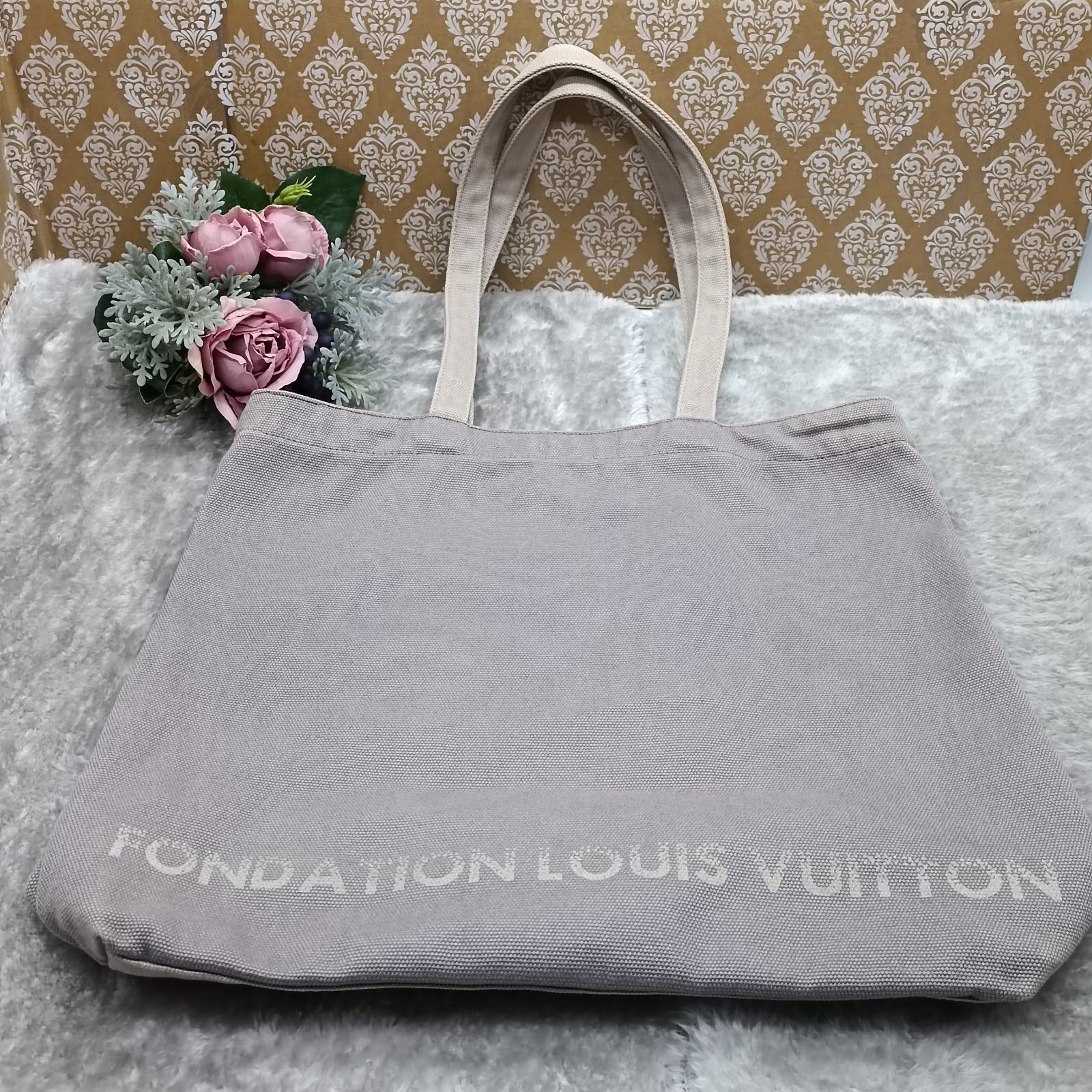 《 LOUISVUITTON 》　ルイヴィトン　フォンダシオン　トートバッグ　美術館限定　エコバッグ　サブバッグ　キャンバス地　グレー系　ユニセックス　送料無料・匿名配送・最短即日発送いたします！　714