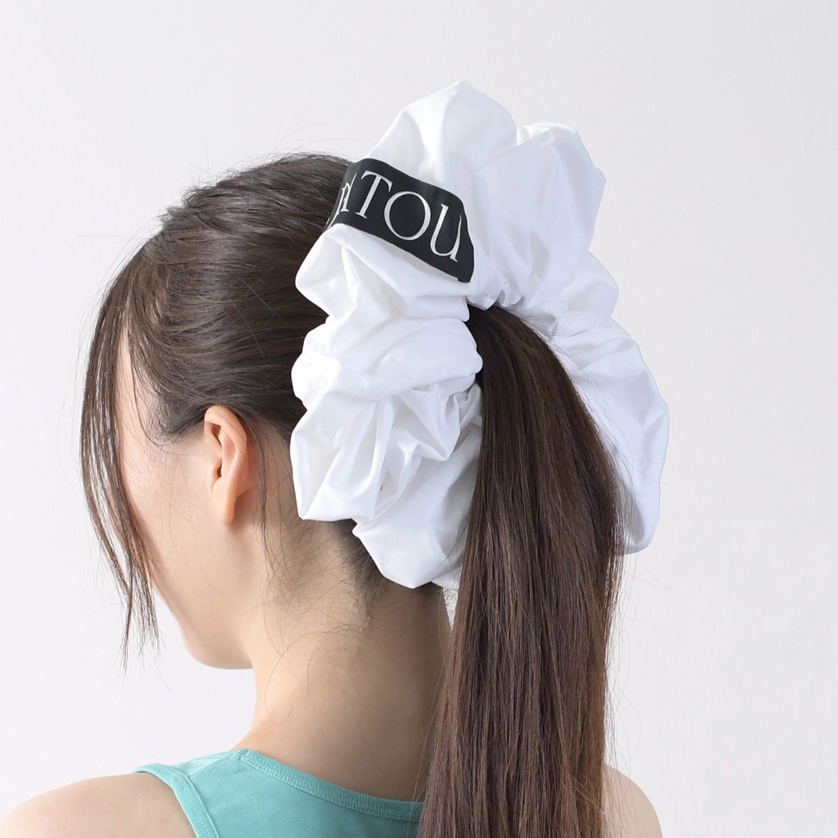 PATOU パトゥ ヘアアクセサリー シュシュ リサイクルファイユ リサイクルファイユ ラージ AC059 0011 レディース ホワイト ブラック ヘアゴム ワンポイント ロゴ 小物
