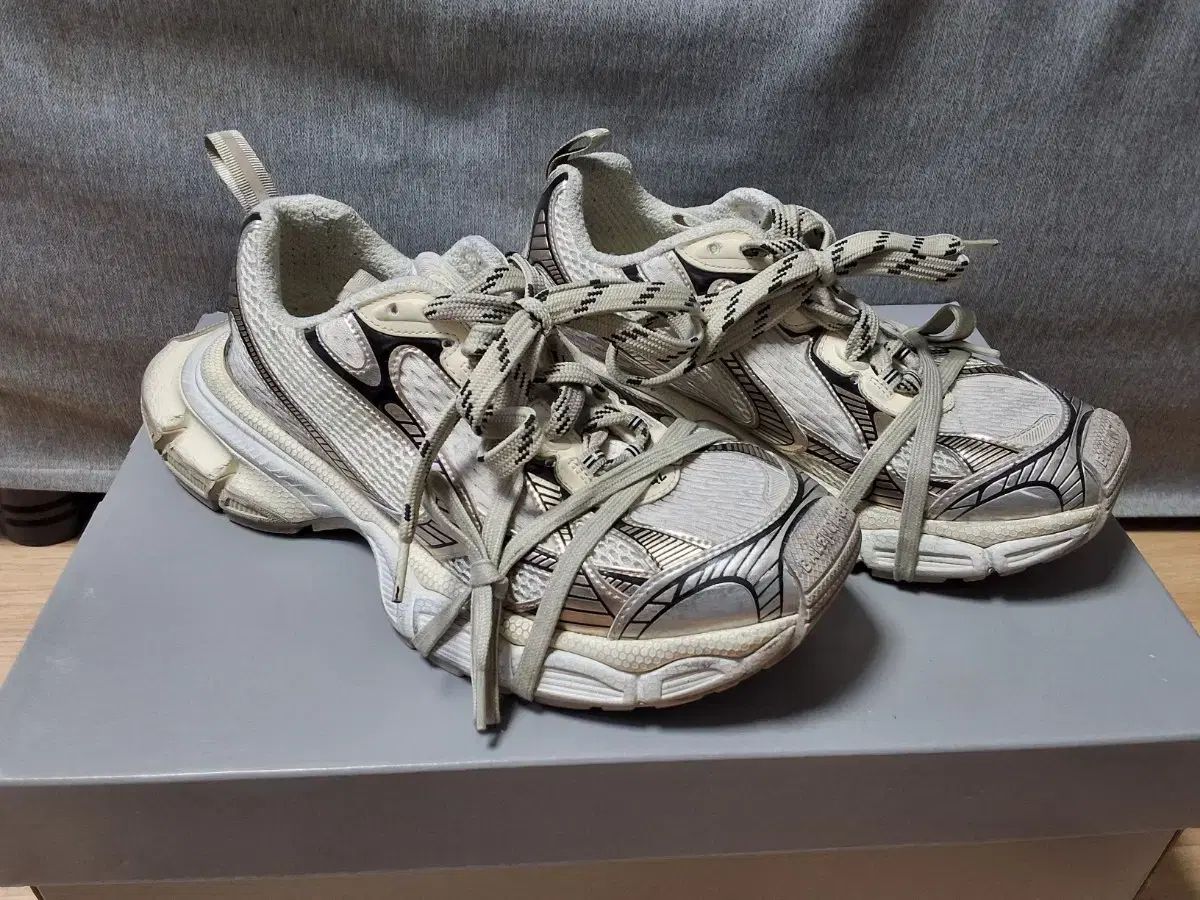 BALENCIAGA バレンシアガ チノパン ベージュ 2008825Y0123 BALENCIAGA(バレンシアガ) チノパンツ(メンズ) - 海外通販のBUYMA