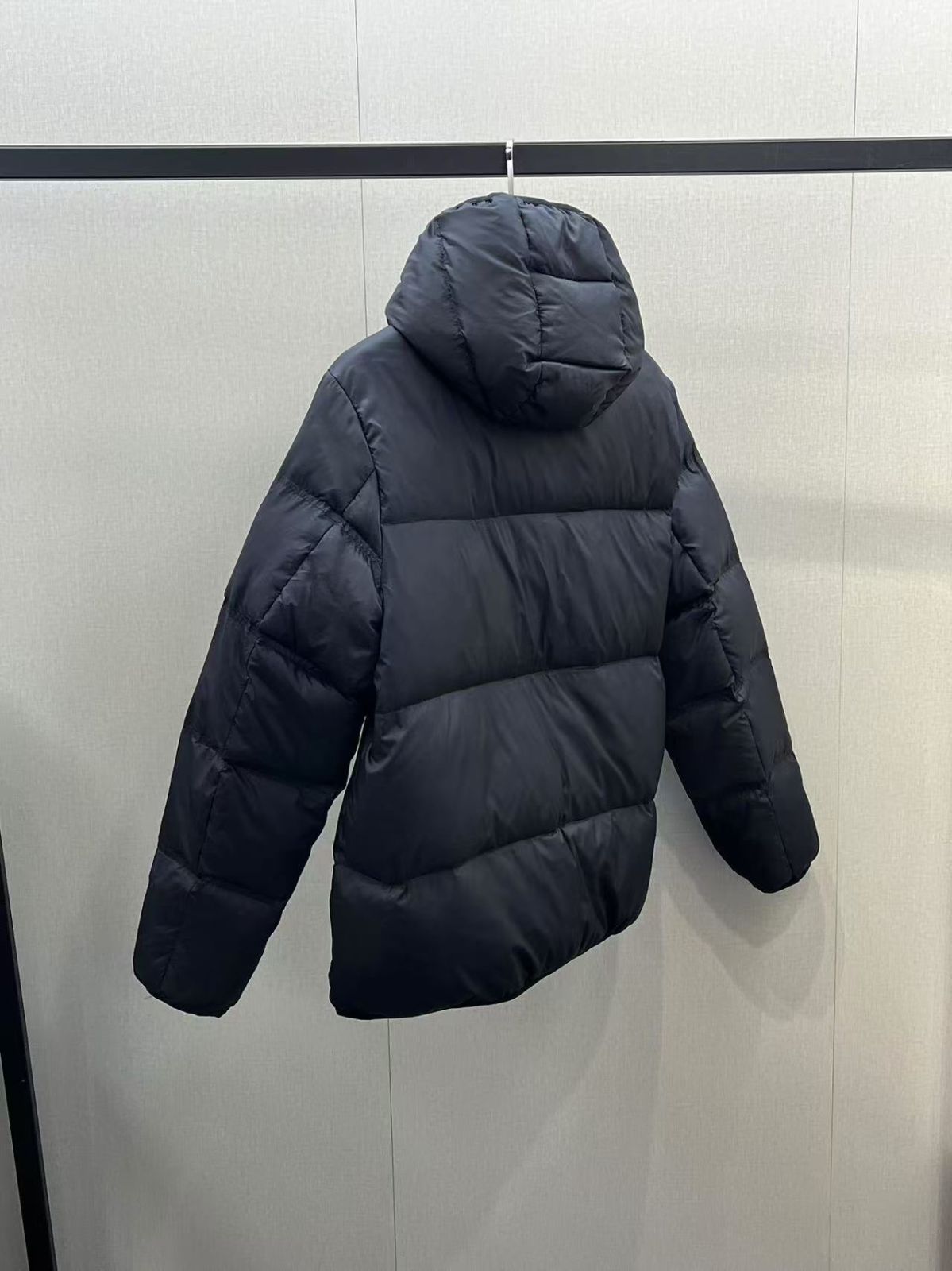 MONCLERモンクレール 男性用ショートダウンジャケット｜本日限定