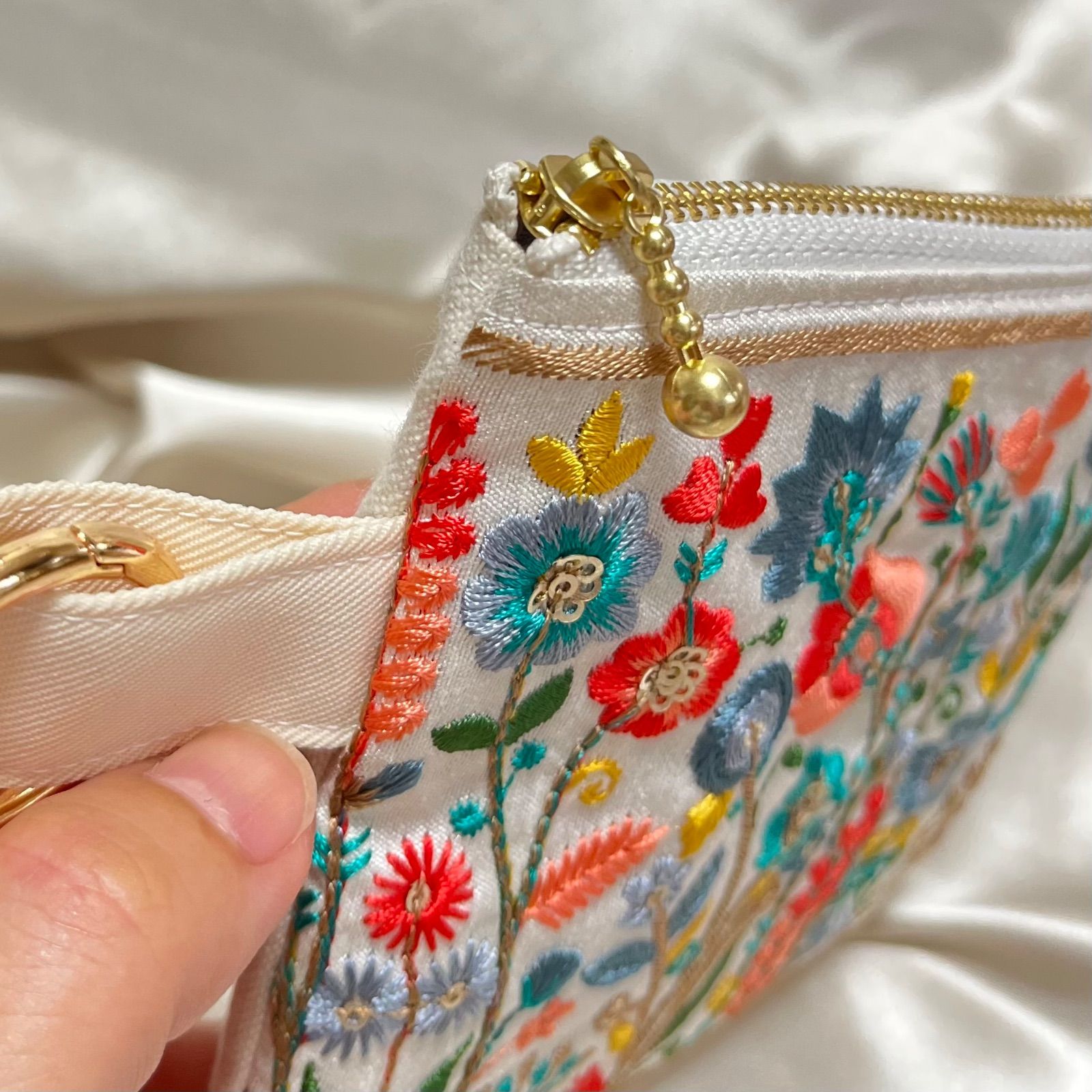 インド刺繍リボン　フラットポーチ　専用ページ インド刺繍リボン【フラットポーチ】ブルー1 - メルカリ