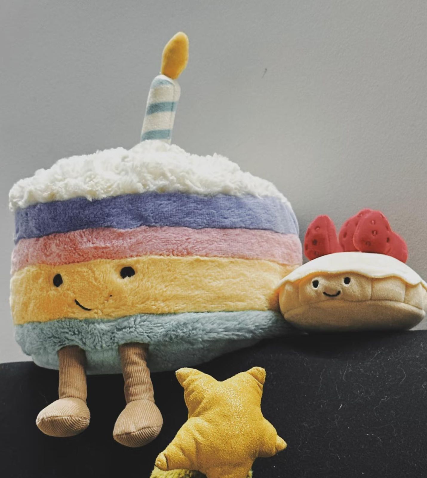 JELLYCATレインボーケーキは虹のようにかわいい