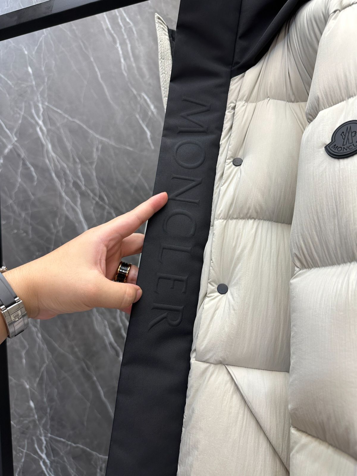 MONCLERモンクレール 白い短い男性｜本日限定特価｜新品未使用