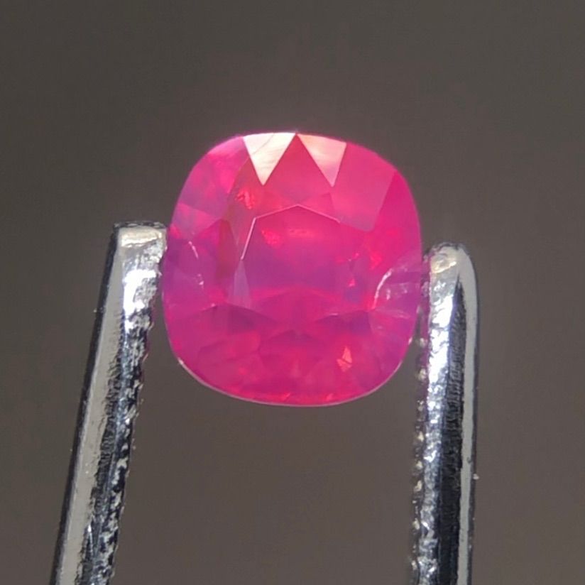 天然レッドスピネル 0.57ct ルース（ネオンスピネル） - メルカリ 