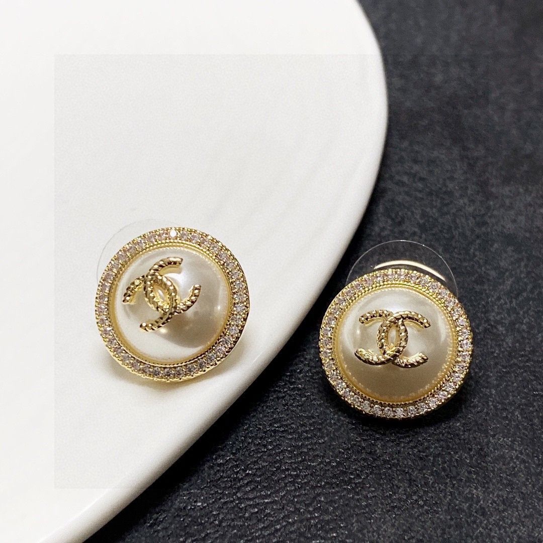 ≪ラグジュアリーな逸品≫【CHANEL】ダブル C ロゴ ピアス 今日特価】Chanel ダブル C モノトーン ピアス 送料無料！在庫