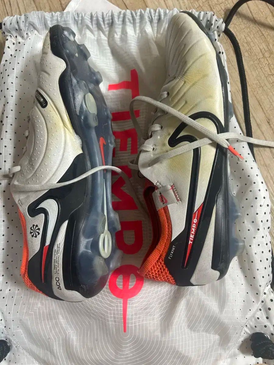 NIKE