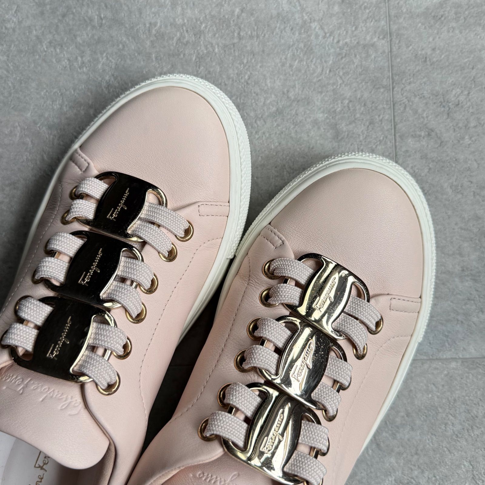 美品 SalvatoreFerragamo サルヴァトーレフェラガモ NADINE