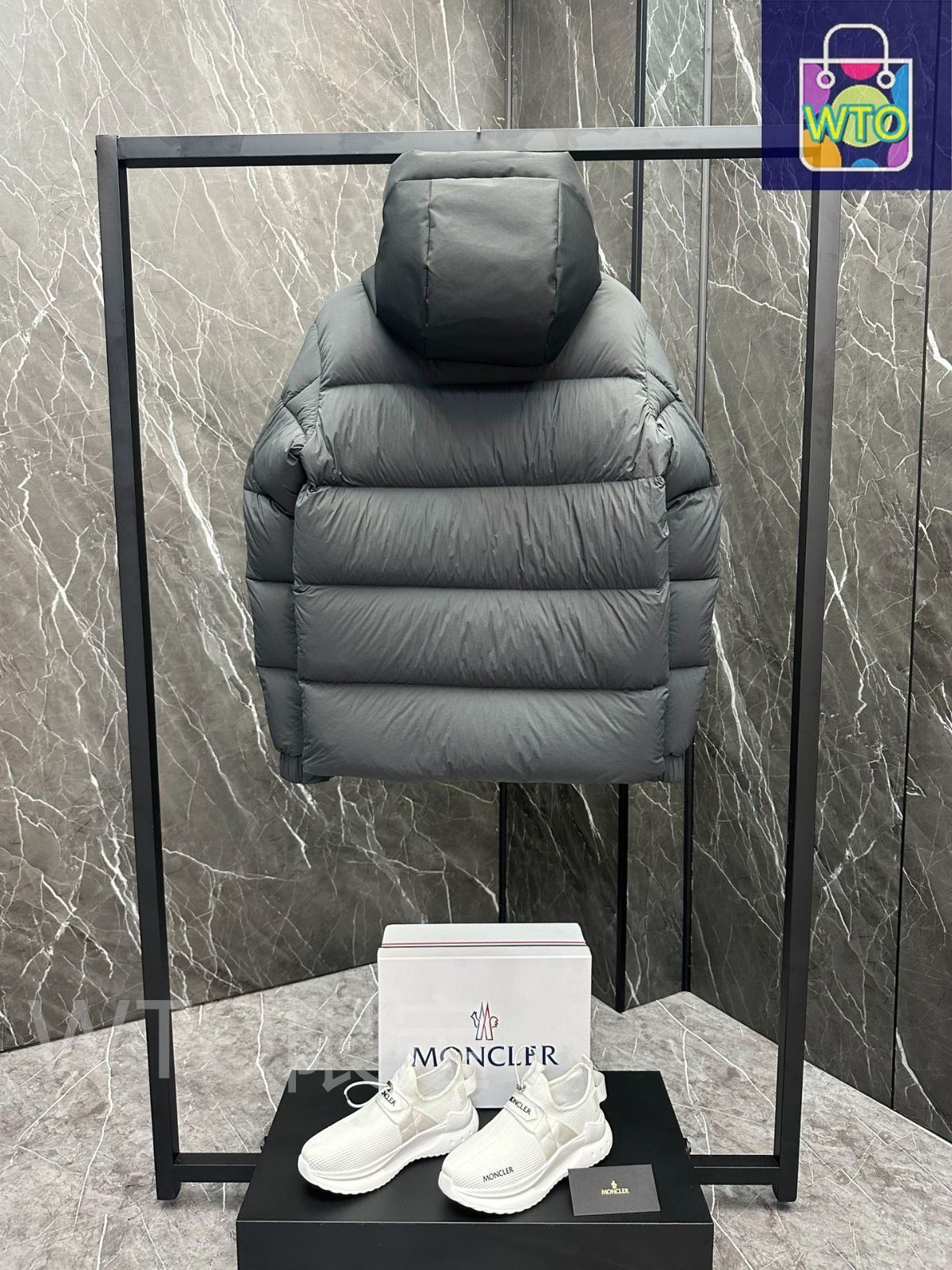 MONCLER MADE IN ITALY (モンクレ–ル)✅ MONCLERモンクレール 白い短い男性｜本日限定特価｜新品未使用