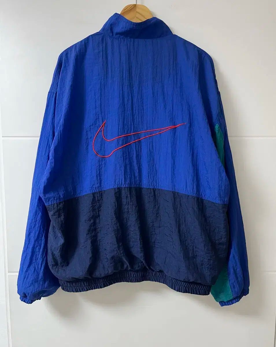 ナイキ ウィンドブレーカー アウター