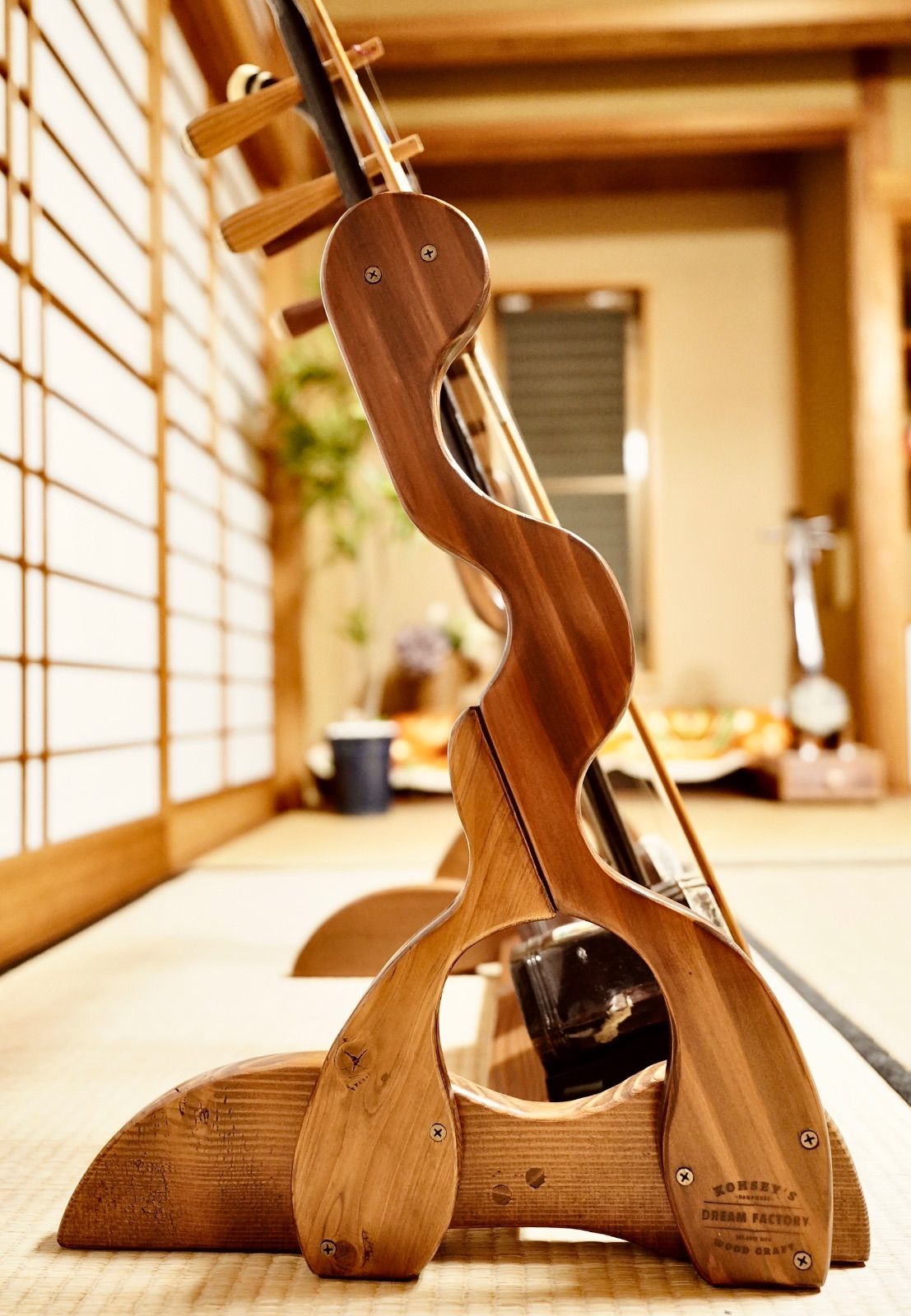 24時間以内に発送 手作り木工 木製二胡スタンド ニス仕上げ ３丁掛け WWW_TRAVELLANDINDIA_COM