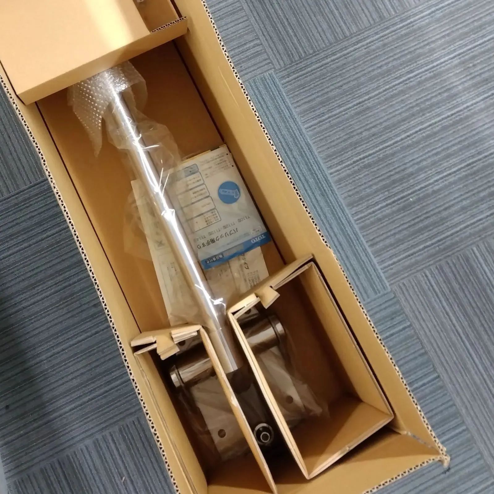 手すりTOTO跳ね上げ手摺T114HK7RMLA新品未開封 手すりTOTO跳ね上げ手摺T114HK7RMLA新品未開封 TOTO トイレ 手すり」の