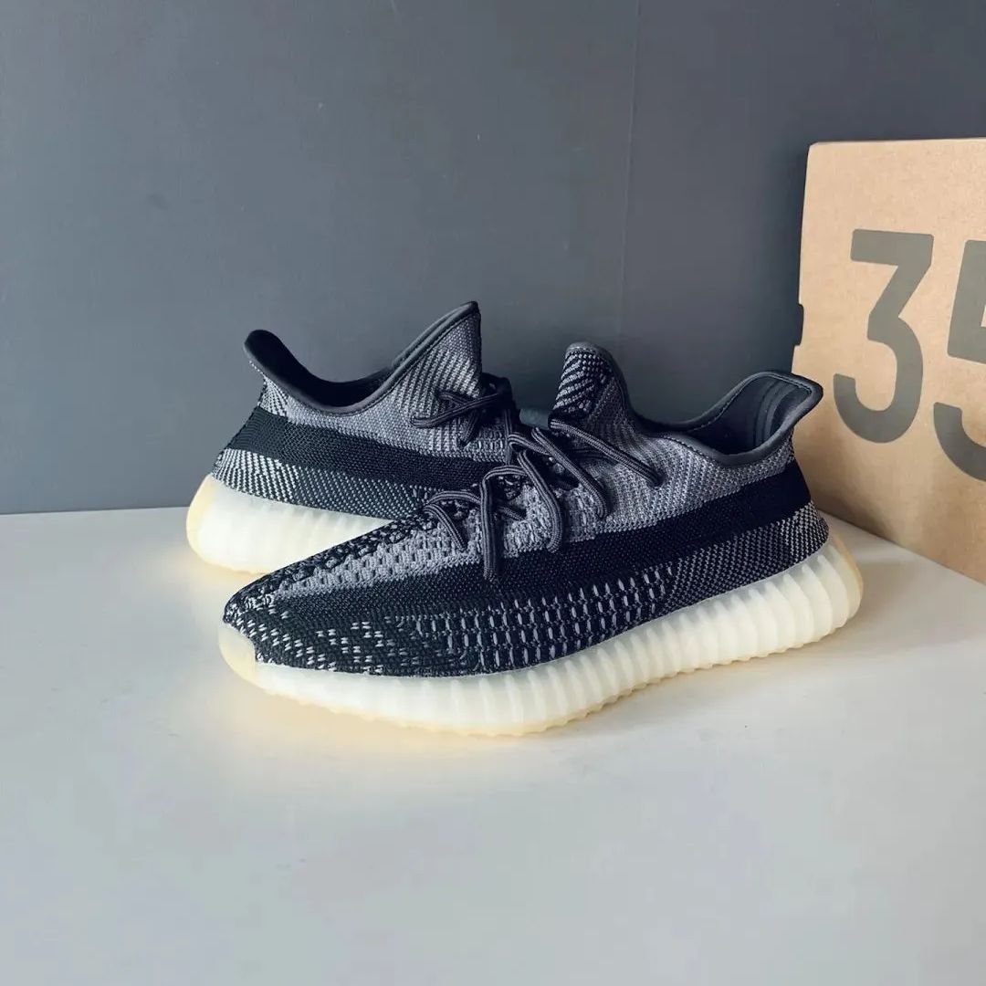 【大幅値下げ開催中❤️】アディダスオリジナルYeezy Boost 350 V2「カーボン」