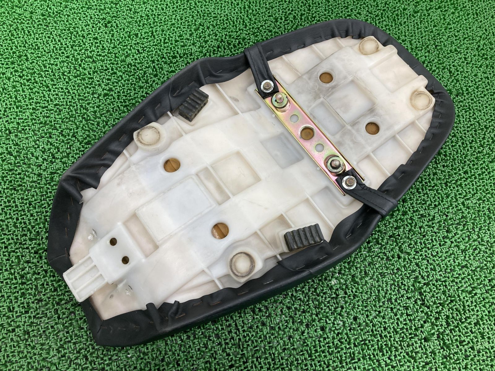 バンディット400 シート 33D スズキ 純正 中古 バイク 部品 GK7AA