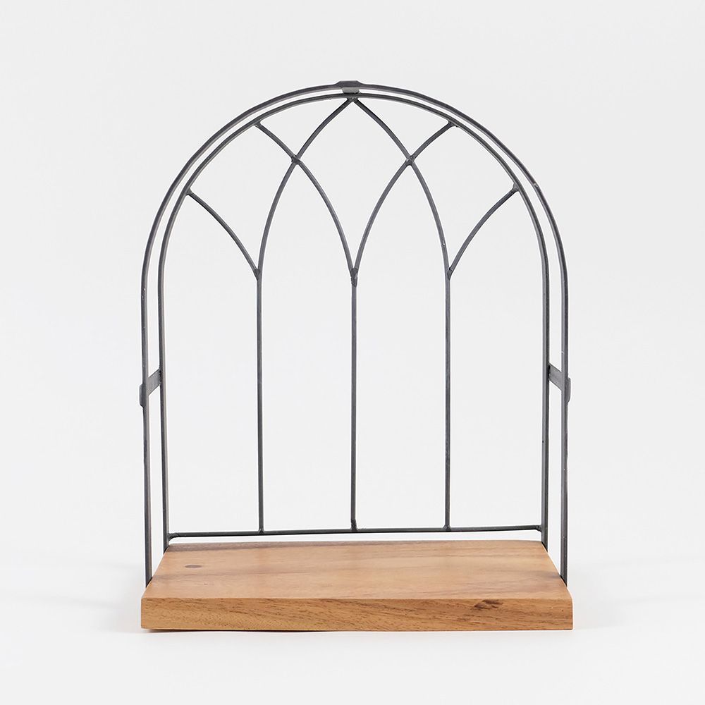 ディスプレイスペースになる窓枠の飾り棚