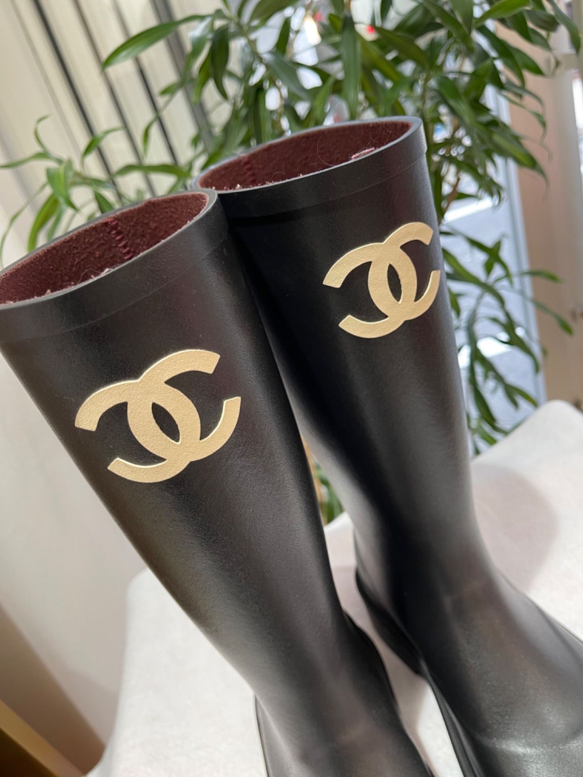CHANEL レインブーツ 入手困難！シンプルなデザインが高級感】CHANEL ロング ブーツ