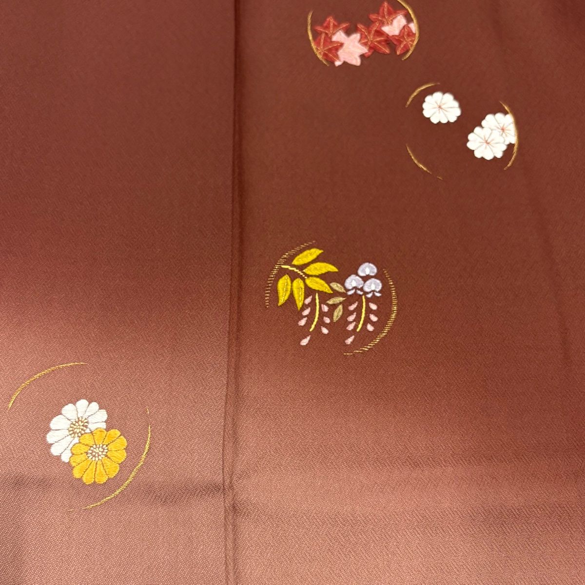 付け下げ 一つ紋 縫い紋 菊尽くし 和モダン 金彩 刺繍 正絹 躾糸付 X322 華紋 一つ紋（縫い紋・刺繍紋）加工 色・大きさ調整可