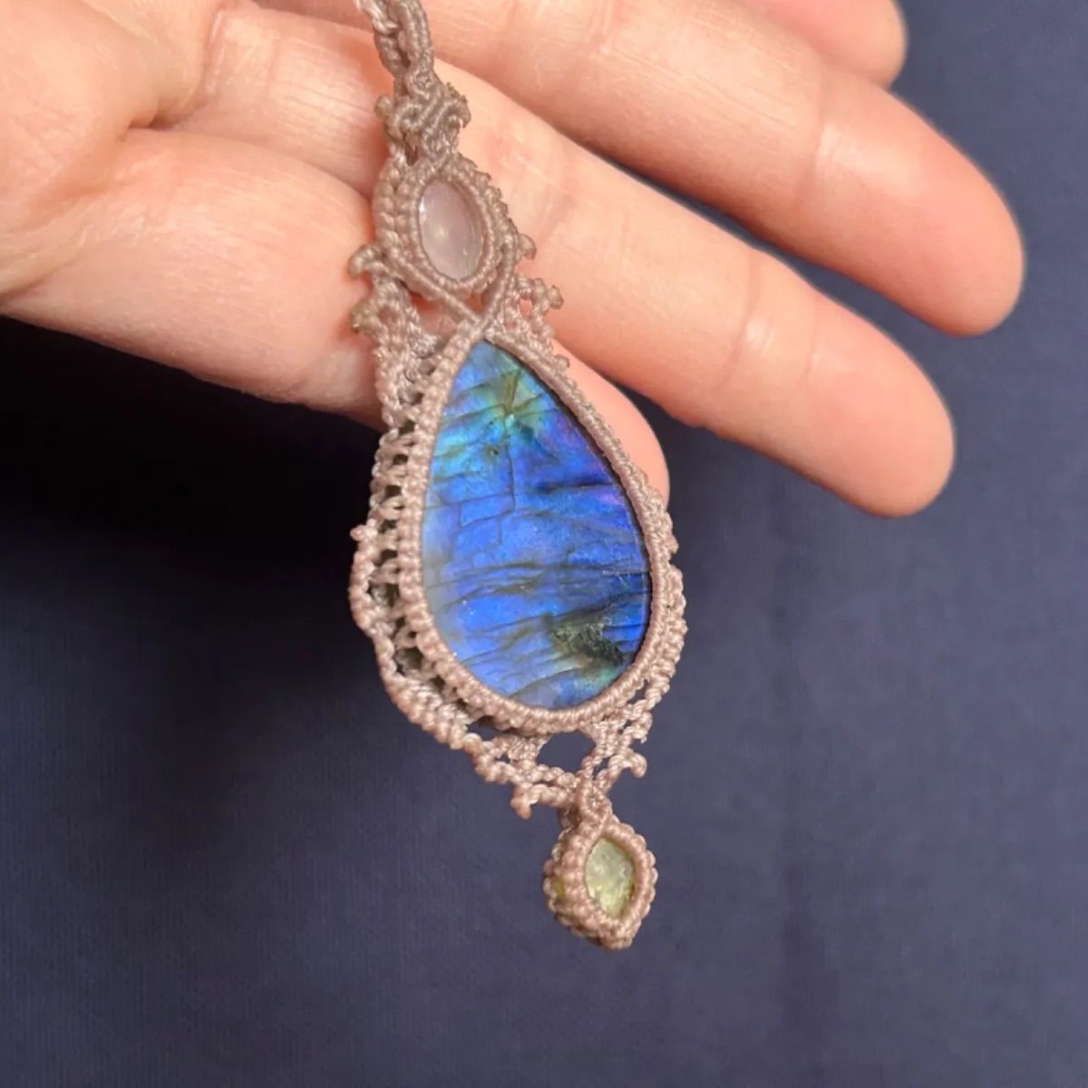 花模様ラブラドライトのマクラメネックレス カンテラ オパール