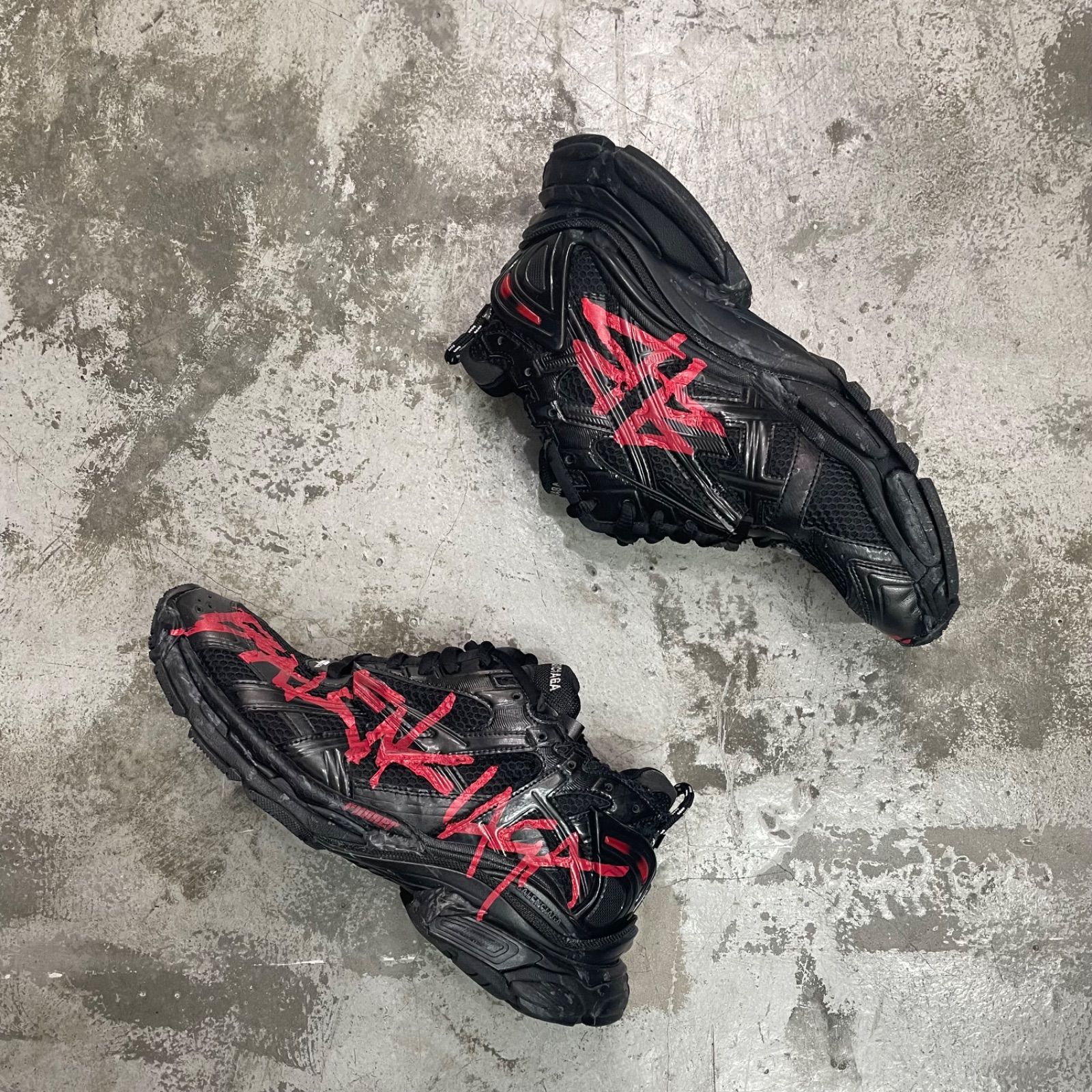 BALENCIAGA Runner Sneaker Graffiti Black Red 677403 ランナー