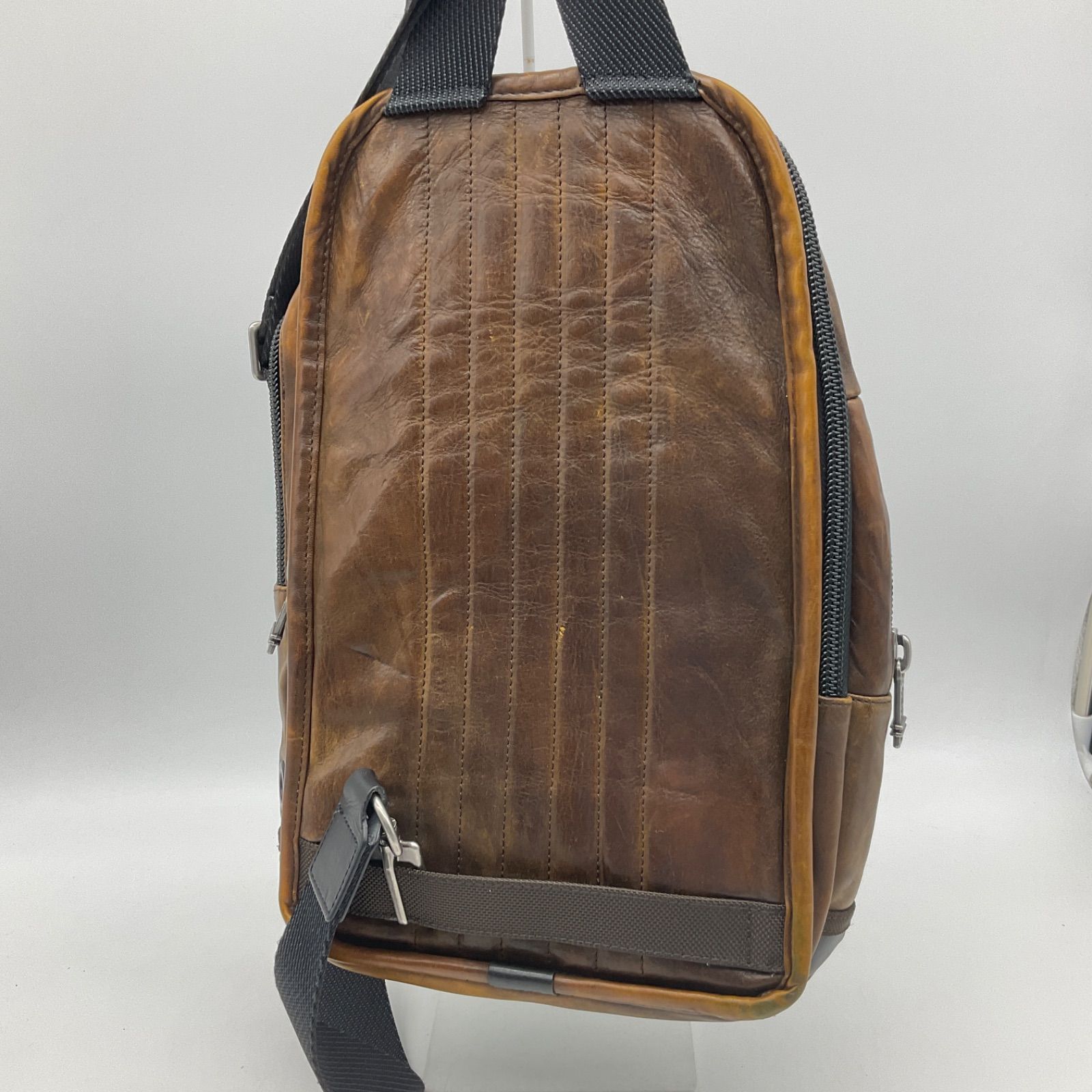 TUMI トゥミ モントレースリング ボディーバッグ レザー メンズ
