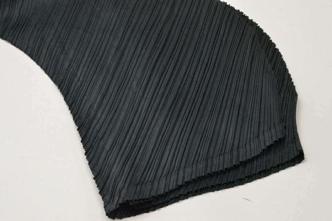 イッセイミヤケのプリーツプリーズの黒のパンツです。 プリーツプリーズ イッセイミヤケ ボトムス パンツ 黒 プリーツ