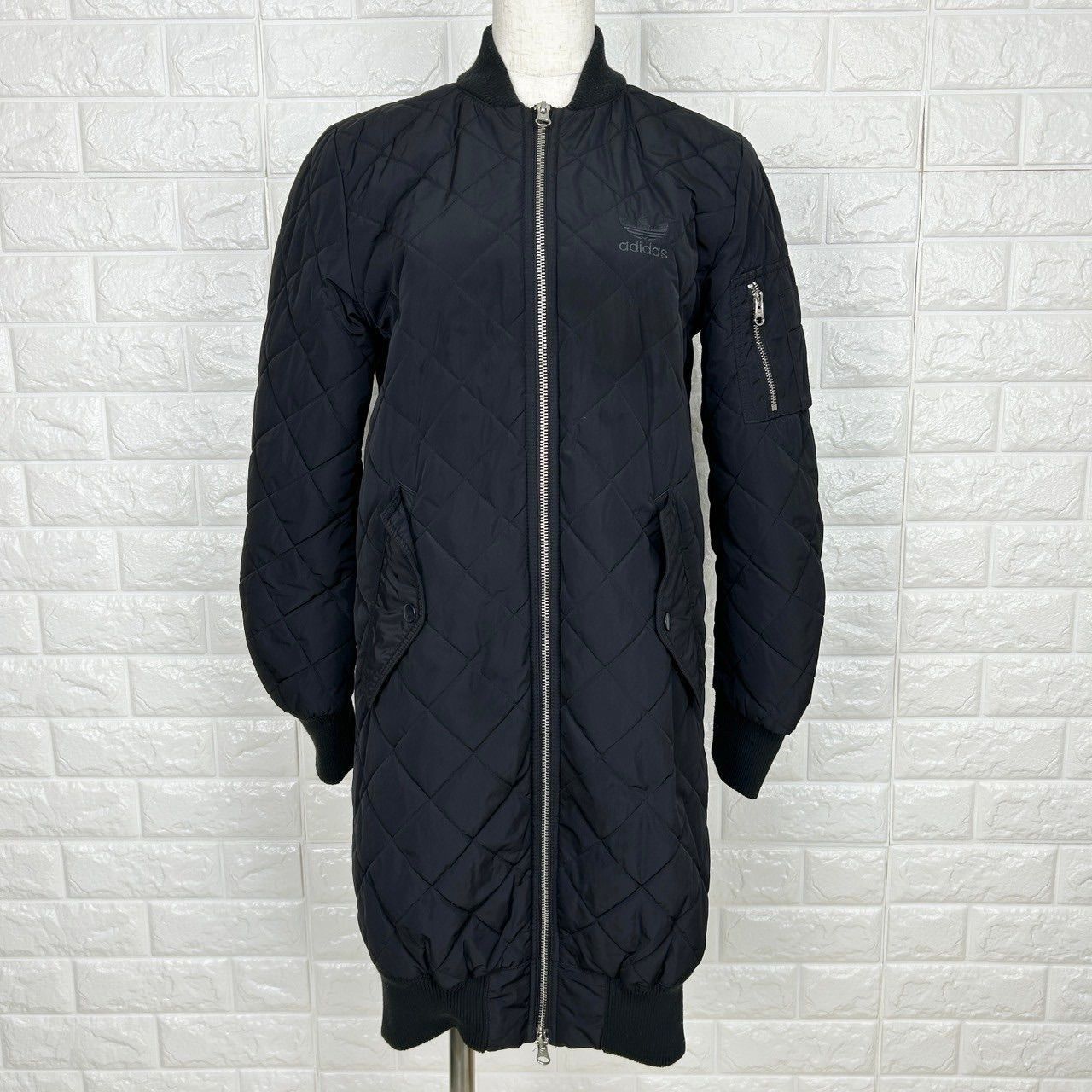 【adidas】オーバーサイズ キルティング ミッド ジャケット iw9844_s1.jpg