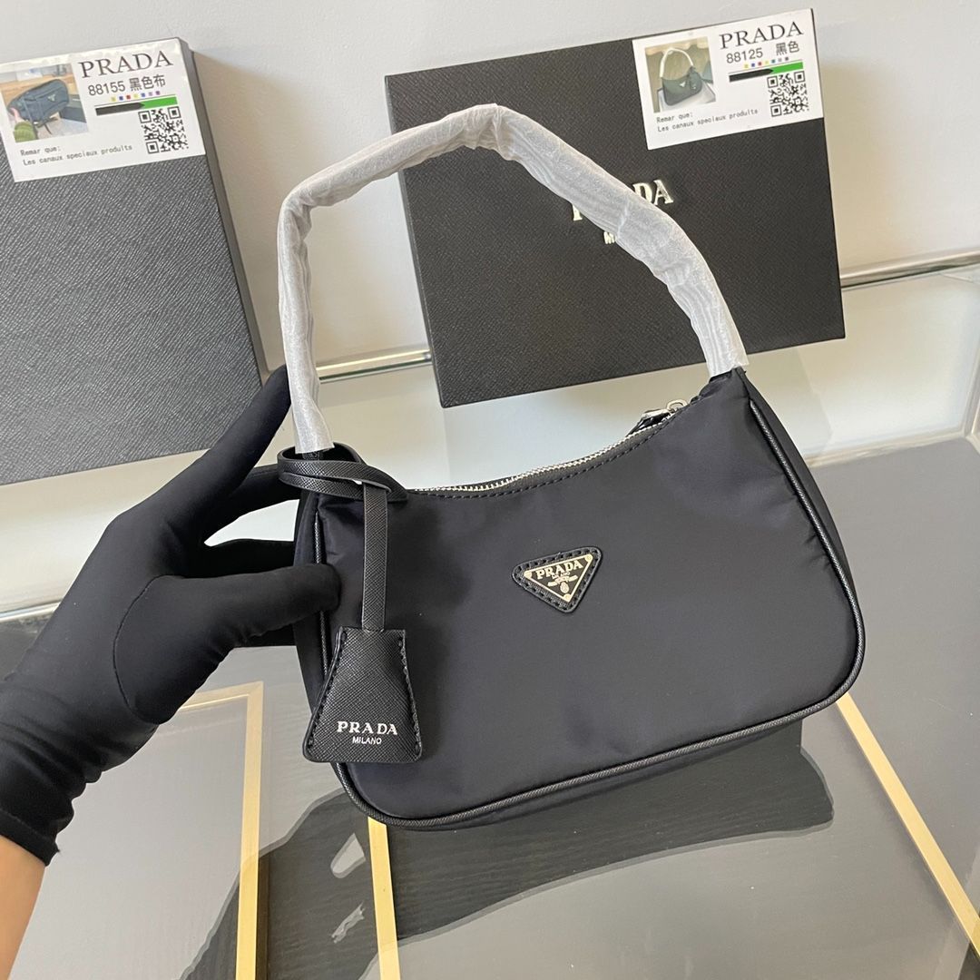 LOEWE、PRADA、coachその他バック、財布まとめ売り 坂口健太郎とプラダで探すベストバイ【スモールレザーグッズ編