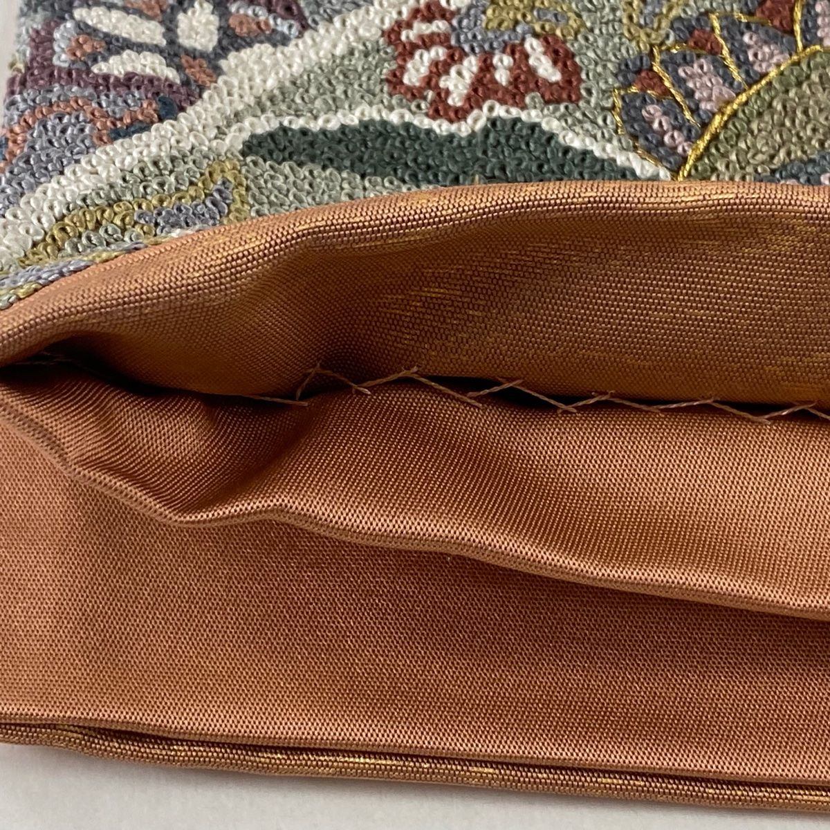袋帯 美品 名品 華文 草花 相良刺繍 金糸 ベージュ お太鼓柄 正絹