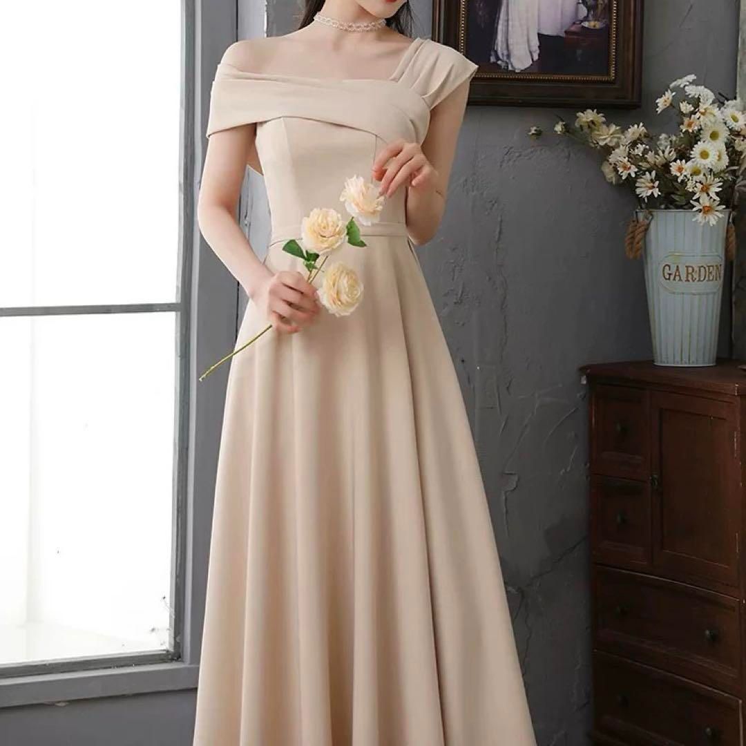 シンプルオシャレなワンショルダーのロングドレス