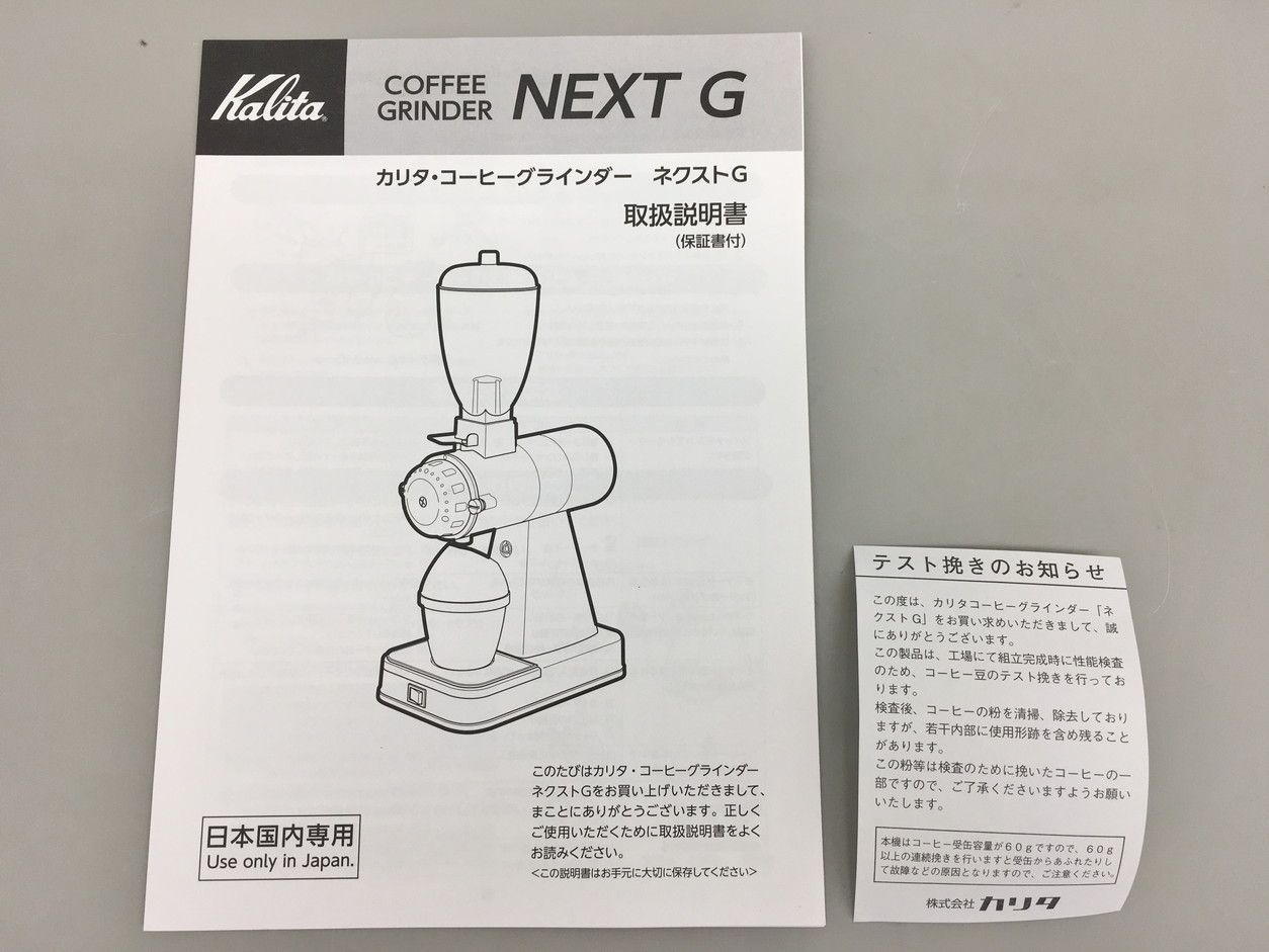 カーキ