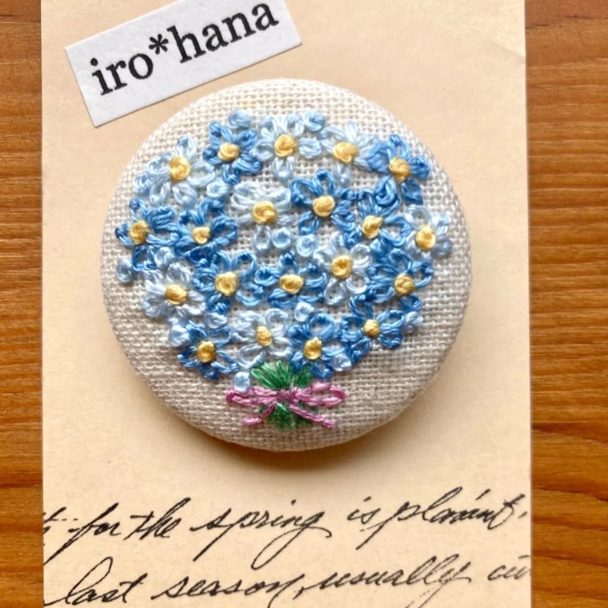 くるみボタン刺繍ブローチ（わすれな草の花束＊）ハンドメイド - メルカリ