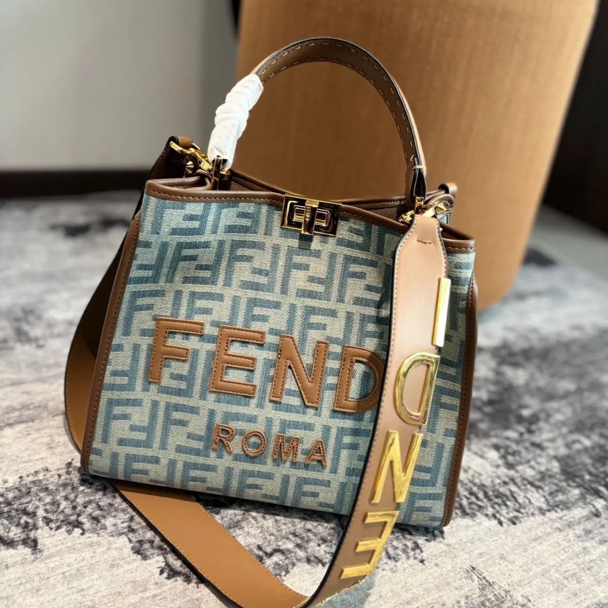 FENDIのショルダーバッグ/クロスボディバッグ