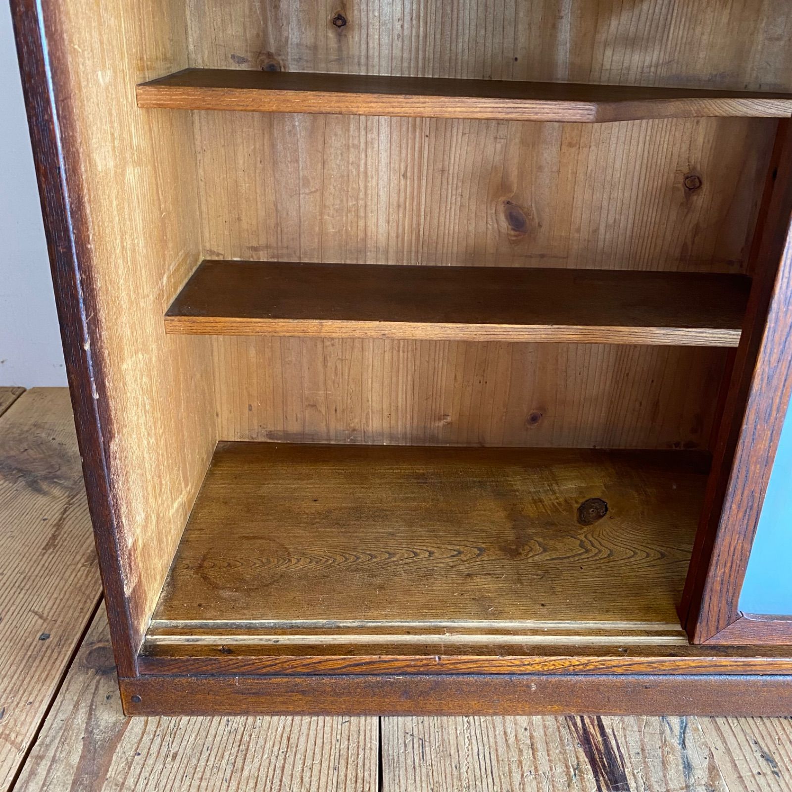 【昭和レトロ】茶ダンス｜収納棚｜ガラス戸付き｜キズあり｜木目調｜ヴィンテージ家具 工場 アンティーク ガラス 曇りガラス 戸棚 茶箪笥 水屋箪笥