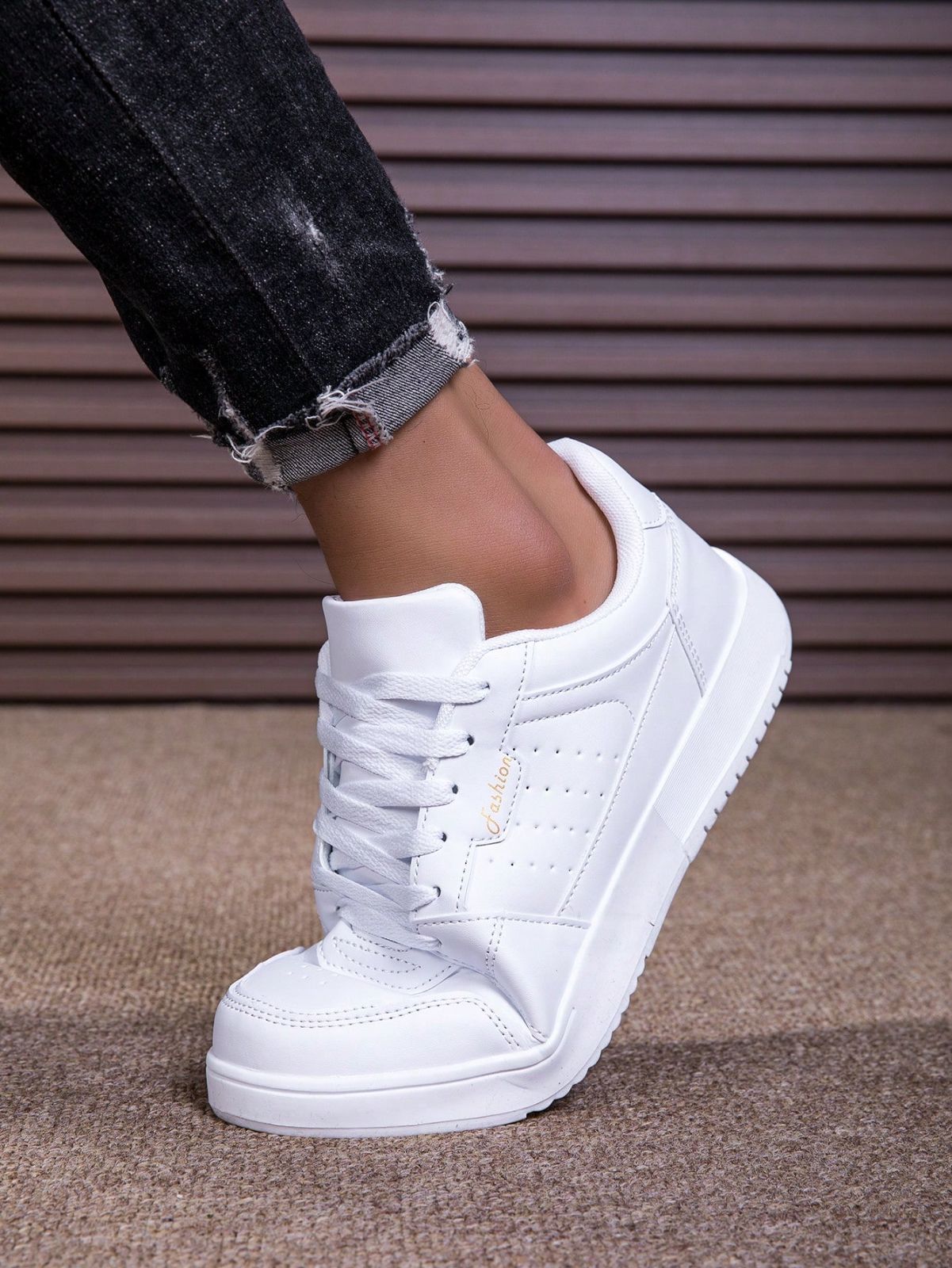 オフホワイト タグ付きレースアップスニーカー ホワイト Off-White × Nike Air Force 1 Mid SP LTHR Graffiti “White”が