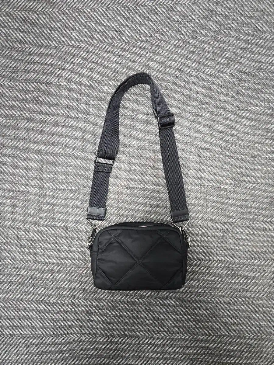 BIMBA Y LOLA ビンバイローラ ブラック ナイロン キルティング LBロゴ クロスボディーバッグ