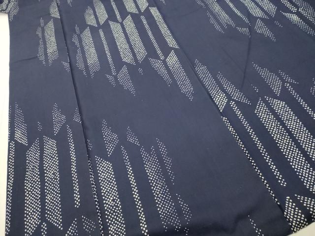 平和屋着物●藍造り国選定無形文化財　藍師・佐藤昭人　小紋　天然灰汁醗酵建阿波　藍染　紬地　矢羽　反端付き　正絹　逸品　DAAS2156tw 平和屋着物○藍造り国選定無形文化財 藍師・佐藤昭人 小紋 天然灰汁