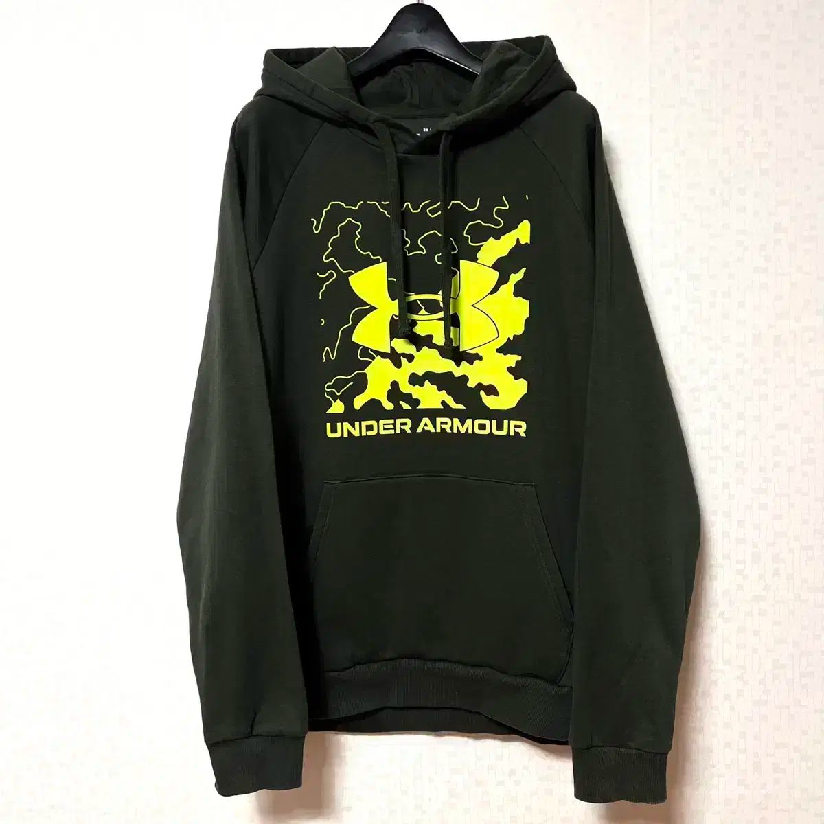 【雷市場（ポンジャン）商品韓国直送】 XL 105 UNDER ARMOUR(アンダーアーマー) ビッグロゴ フード付きTシャツ カーキ