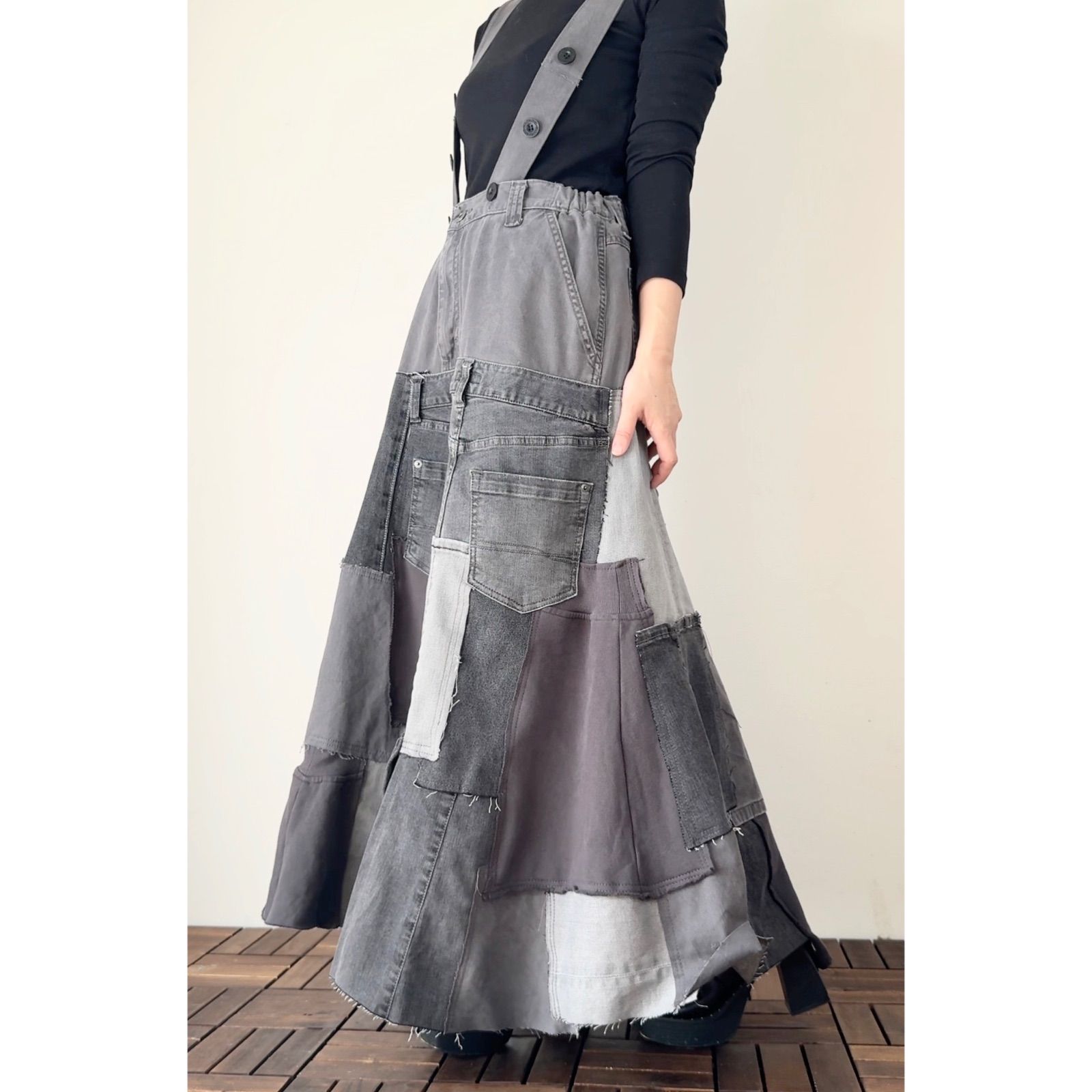 グレーの深みを重ねたアップサイクルジャンパースカート リメイクデニム