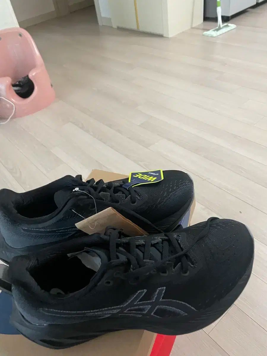 黒 ランニングシューズ