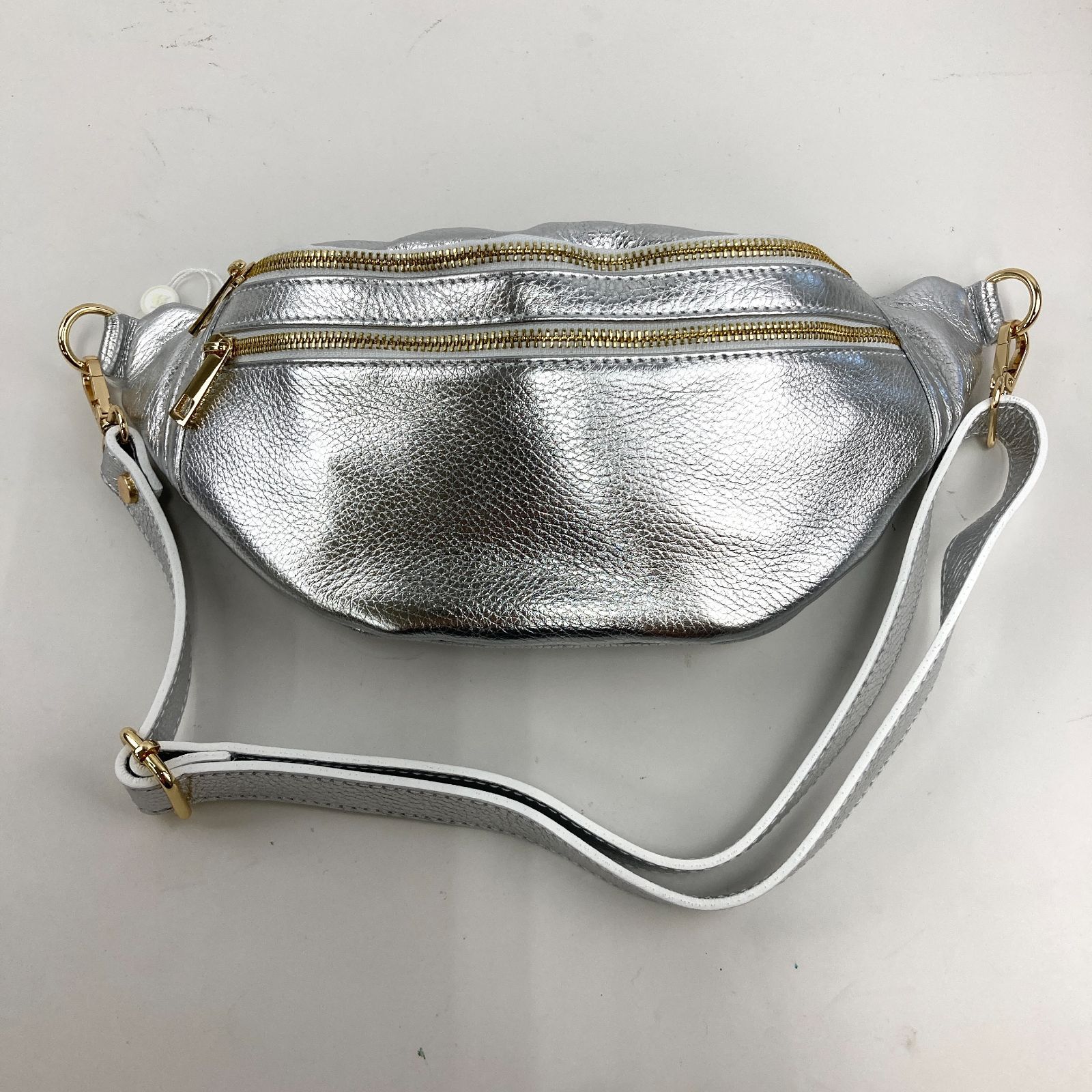 AULENTTI/オウレンティ】レザーボディバッグ