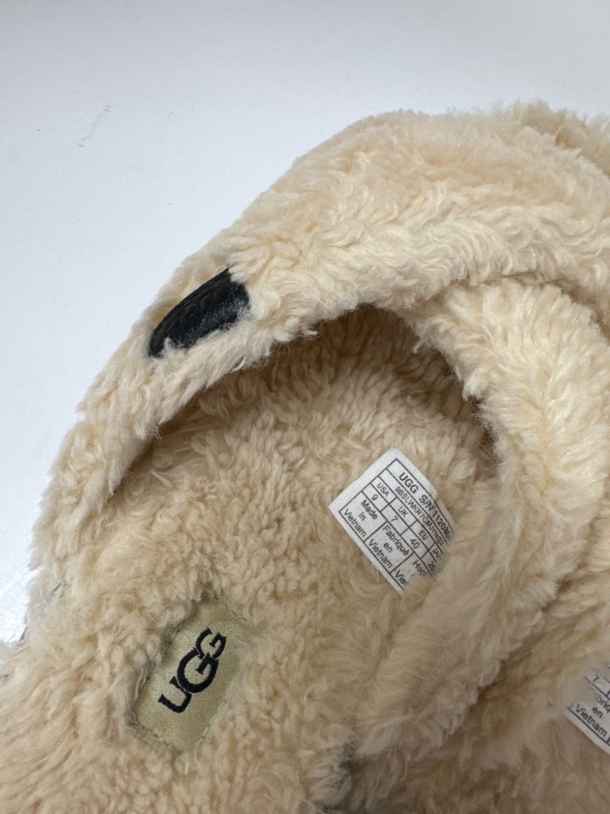 boboさま専用UGG ナチュラル フズ シュガー クロス スライド ほぼ未使用 新品未使用】 UGG アグ サンダル ファズ シュガー クロス