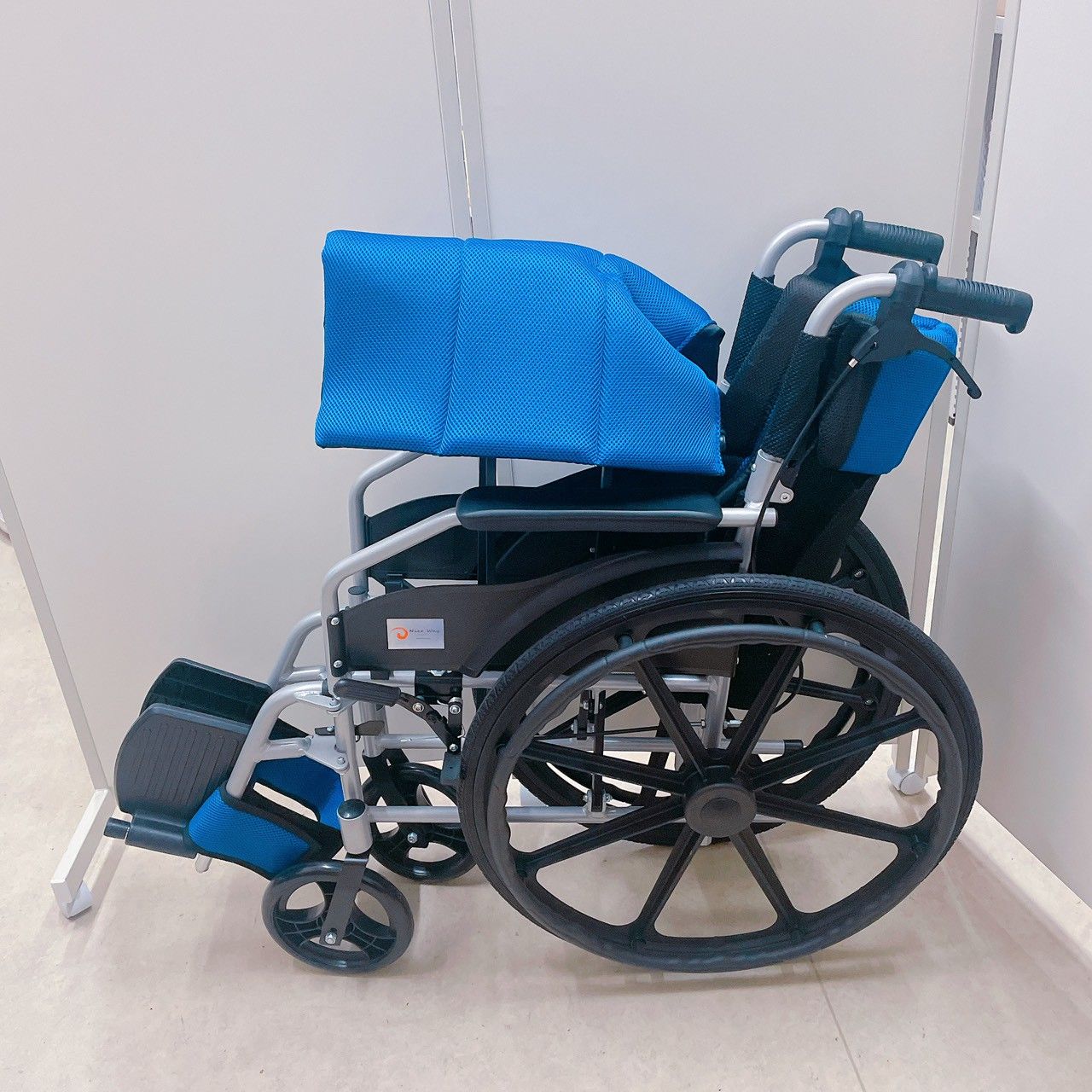 青い折りたたみ介助用車椅子 青色 折りたたみ式 介助用車椅子 Care-TecJapan 折りたたみ介助式