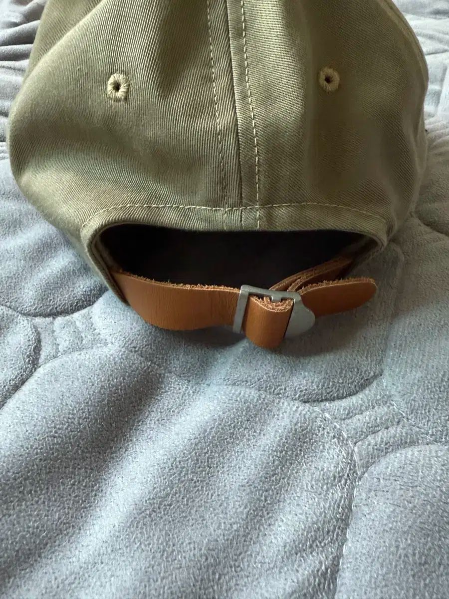 カーキ