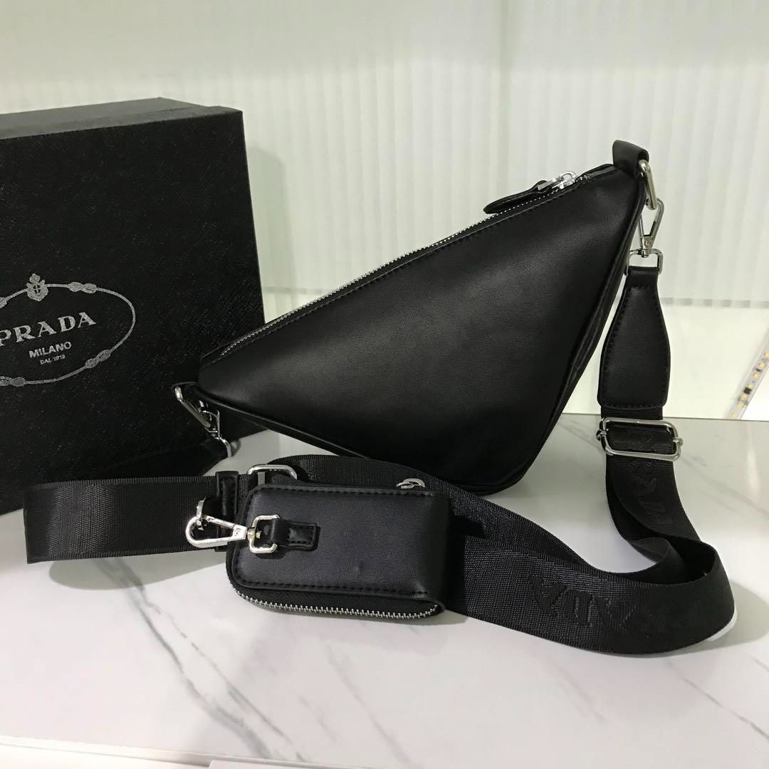 新品PRADA トライアングルレザーショルダーバッグ - メルカリ