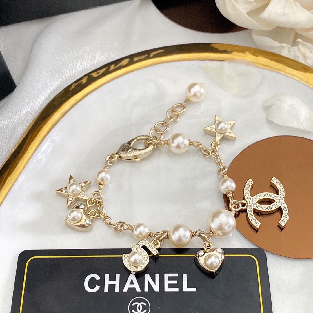 新品未使用】CHANEL(シャネル) ゴールド＆パール チャームブレスレット - メルカリ