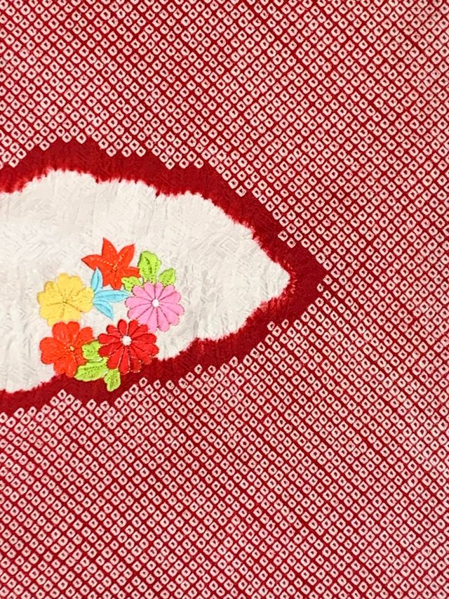 七五三 7歳 女の子 正絹 総絞り 総刺繍柄 絵羽付け 四つ身の着物 赤 雲に花輪 IYS1012 SKLAD-KIRPICHA_RU