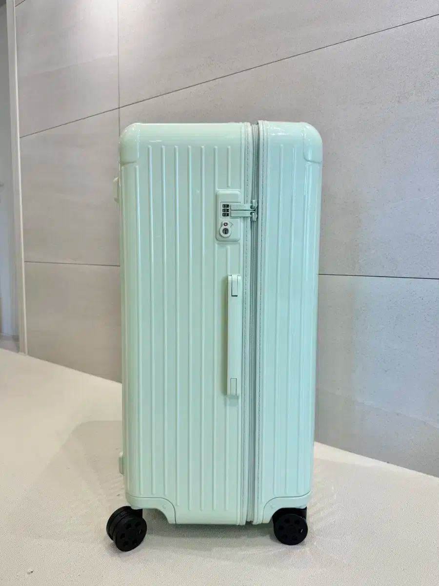 リモワ】エッセンシャルトランクプラス シロトン リモワ 必需品