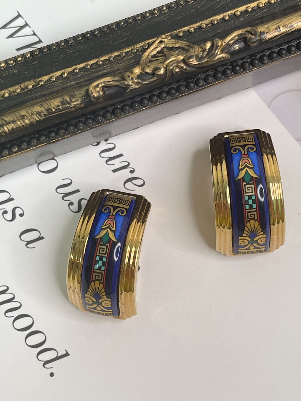 ホワイトチョコレートゆらゆら猫ピアス ホワイトチョコレートゆらゆら猫ピアス 猫 イヤリング ハンドメイド