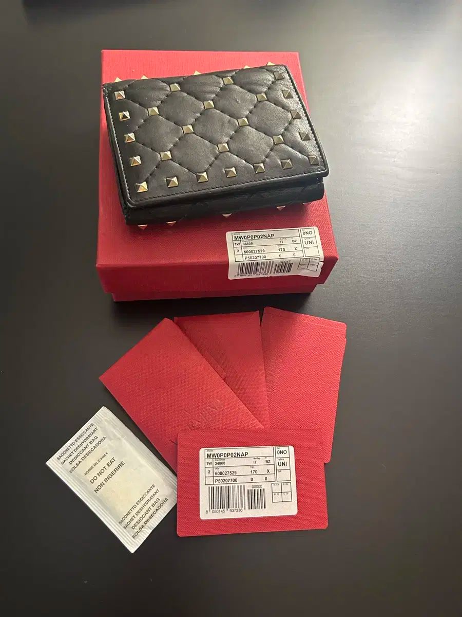 未使用☆ヴァレンティノ　二つ折り財布　ロックスタッズ　レザー　RFID　ブラック VALENTINO☆ ヴァレンティノ ロックスタッズ AROUND.ZIP 財布