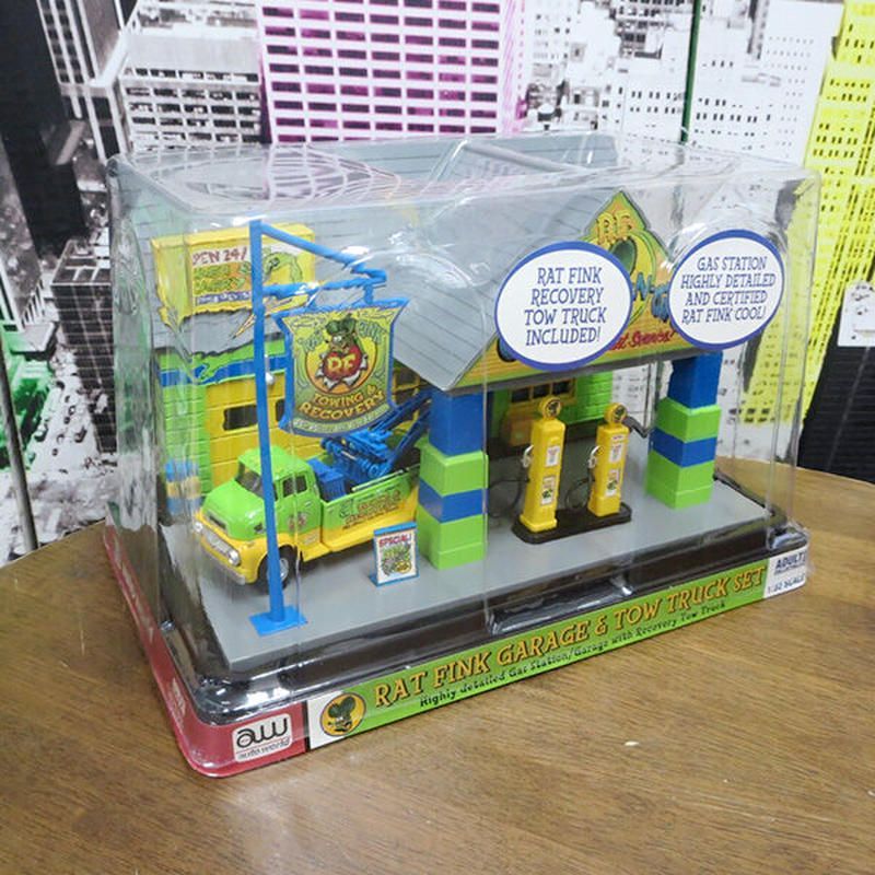 AUTO WORLD 1:48 RAT FINK Garage with 1:32 Tow Truck Set 【ラット