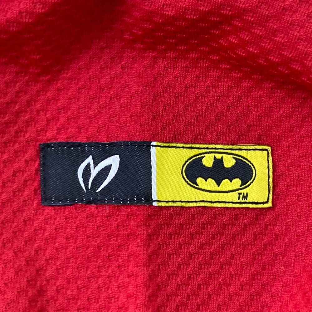 サイズ：5 MASTER BUNNY EDITION マスターバニーエディション 10周年モデル ×BATMAN ハイネック 長袖Tシャツ バットマン  レッド系 [240101487540] ゴルフウェア メンズ ストスト サイズ：5 MASTER BUNNY EDITION マスターバニーエディション 10